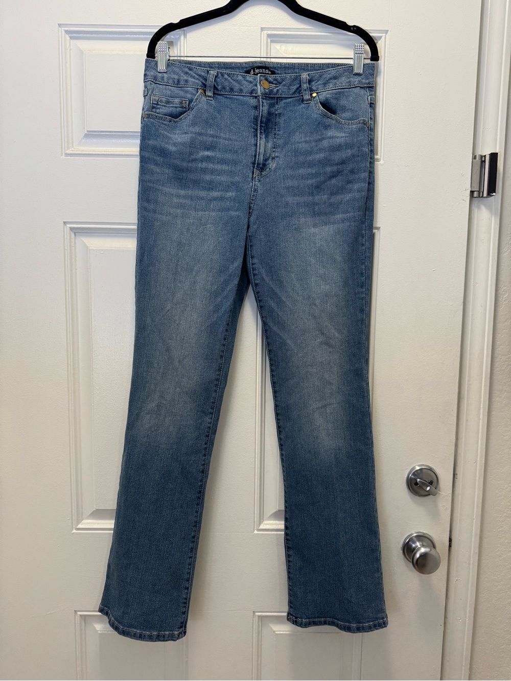 d. jeans Women's Straight Leg Jeans in Light Blue Wash
